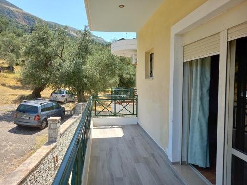 ELIA TWO- BEDROOM APARTMENT( 4-5GUESTS) FREE PARKING ON PREMISES AND 3 MINUTES FROM SEA AND LUNGOMAR