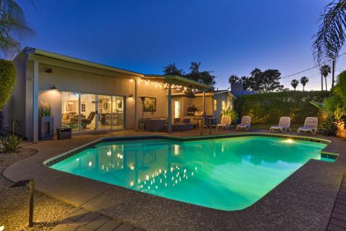 BRAND NEW Chic Mid Century Modern 5 Min to OLD TOWN with Heated Pool