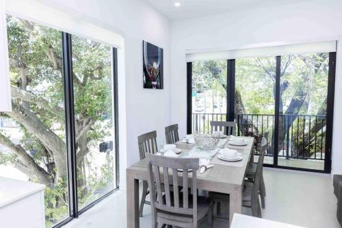 Huge 4 bedroom townhouse w/ private rooftop & BBQ in Miami, USA