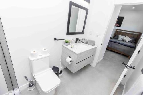 Huge 4 bedroom townhouse w/ private rooftop & BBQ in Miami, USA
