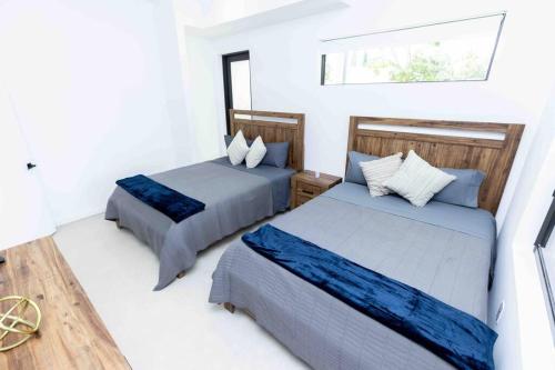 Huge 4 bedroom townhouse w/ private rooftop & BBQ
