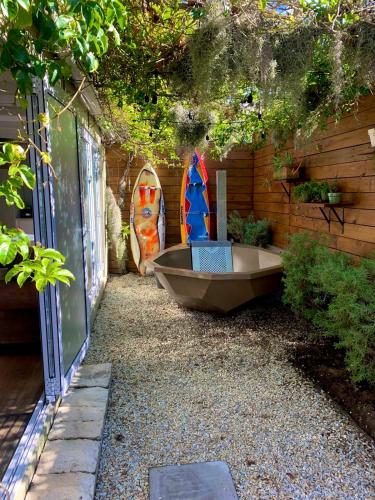 Modern Spacious Cottage with Hot Tub, Flora Studio Hermanus