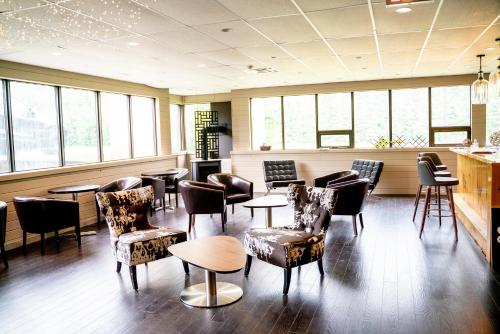 Pub/Lounge, Nomi Resort in Highland Grove (ON)