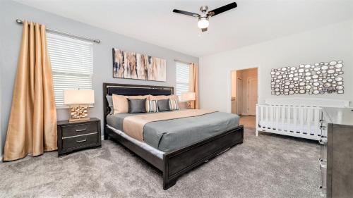 Spacious 9BR Home with Private Pool SPA Golf View in Davenport, USA