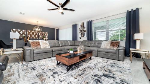 Spacious 9BR Home with Private Pool SPA Golf View in Davenport, USA