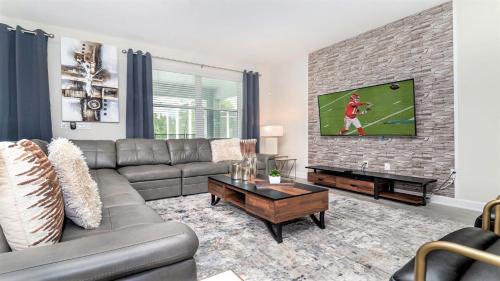 Spacious 9BR Home with Private Pool SPA Golf View in Davenport, USA