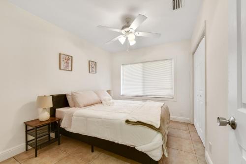 Renovated 3B/1B with Huge Backyard Close to the Beach, Dining & Airport