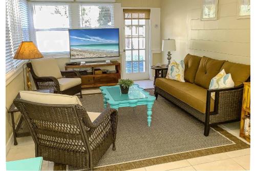 Driftwood Beach Oasis - image 10