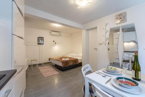 Apartments by the sea Pucisca, Brac - 15381