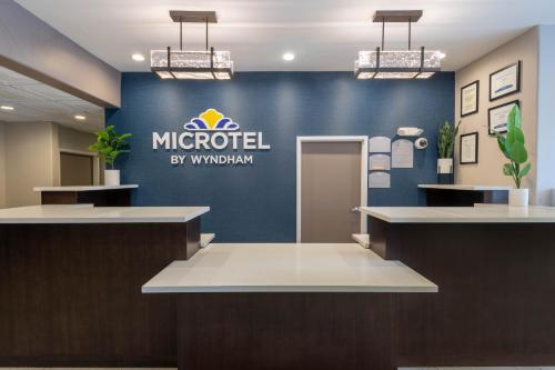 Lobby, Microtel Inn & Suites by Wyndham Tracy in Tracy (CA)