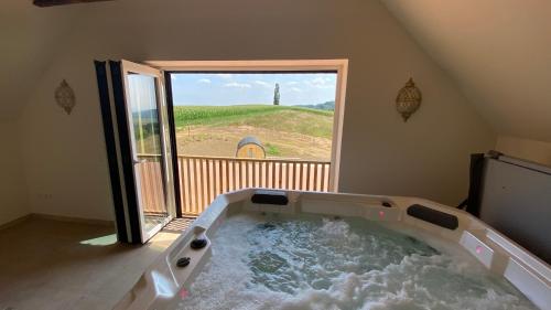 Hot tub, Landvilla Sinelia premium in Loipersdorf