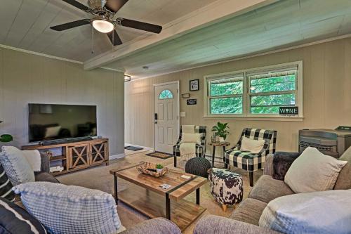 Deck & Gas Grill: Modern East Stroudsburg Home!, East Stroudsburg