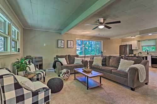 Modern East Stroudsburg Home with Deck and Gas Grill! in East Stroudsburg, USA
