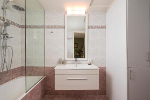 One-Bedroom Apartment image 3