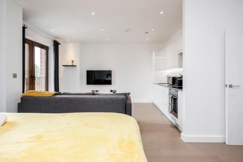 Luxury Studio Apartment St Albans - Free Parking with Amaryllis Apartments