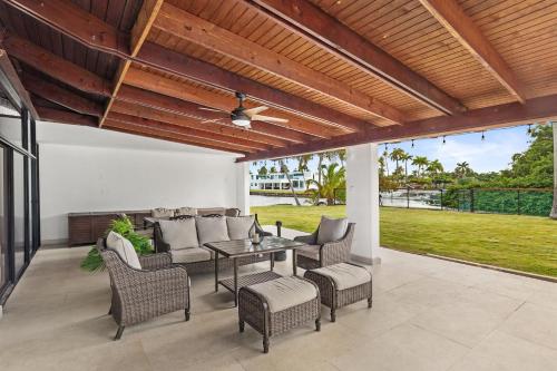 M2 with Driver Pool and half off tours - main image