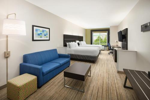2 queen beds, 1 sofa bed