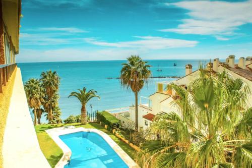 Piso bonito en la primera linea de la playa con vistas al mar en Benalmadena