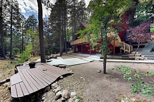 Paradise in the Pines - 3 Living Areas Big Yard home - image 2