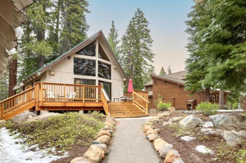Emerald by AvantStay - Tahoe Donner Mountain Retreat w Large Patio - main image