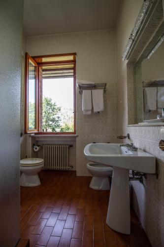 Twin Room with Bathroom image 5