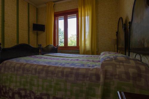 Twin Room with Bathroom image 3