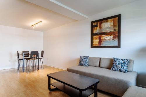 Stay Gia - Spacious 2 Bedroom Home - image 2