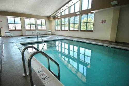 Swimming pool, Chief Logan Lodge Hotel & Conference in Logan (WV)