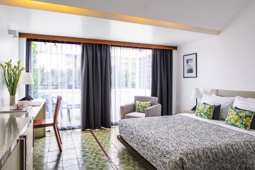 Deluxe King Room with Balcony image 6