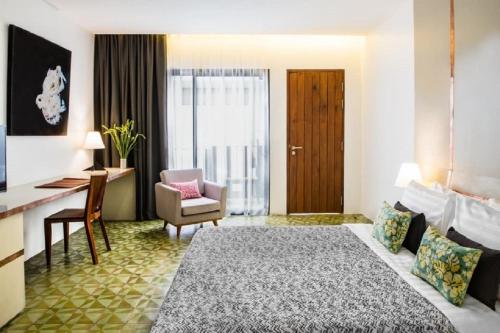 Deluxe King Room with Balcony room in Atelier Hotel