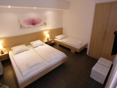 1 queen bed, 1 twin bed