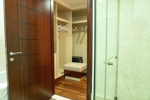 Palm Jumeirah 2 bedroom apartment with garden