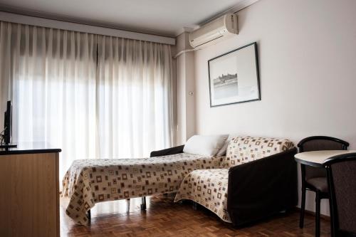 1 queen bed, 1 sofa bed