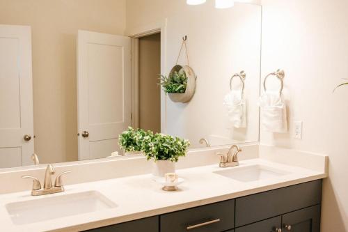Four Seasons by Freedom Vacation Rentals