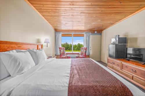 Deluxe King Room with Mountain View