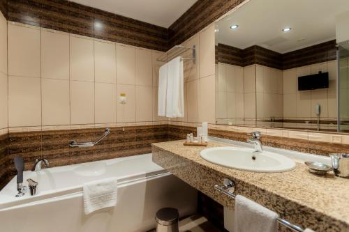 Double Room with Sea View image 4