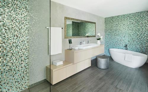 room detail thumbnail 2