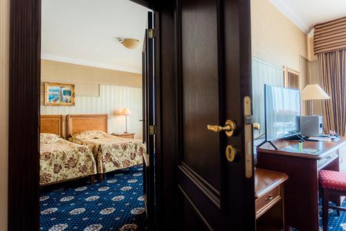 Family Room with Sea View image 10