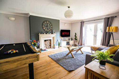Thirlby Main House (Sleeps 15) with Garden, Hot Tub, Trampoline, Pool Table & Gym - Perfect for Cont