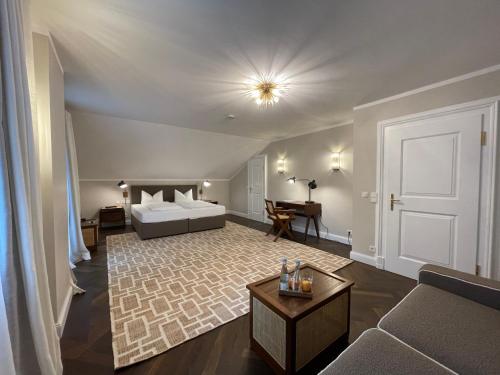 1 king bed, 1 sofa bed