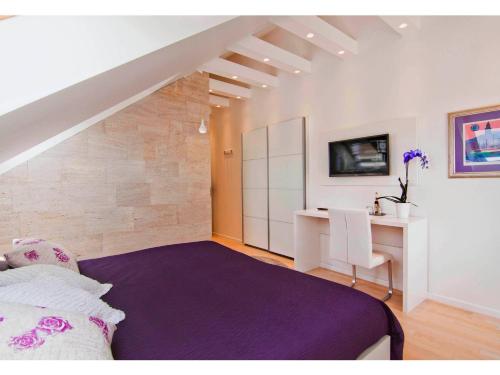 Laura Lux Suites - image 4