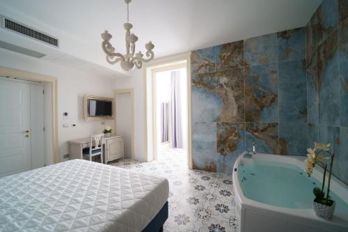 Deluxe Suite with Spa Bath image 2