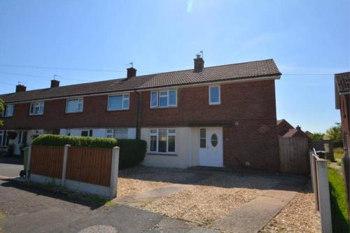 3-bedroom house with large garden, BBQ, decking area and wood burning fire