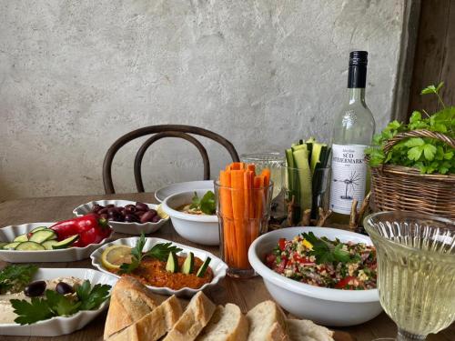 Restaurante, Kellerstöckl am veganen Bio-Lebenshof "Varm - die vegane Farm" (Kellerstockl am veganen Bio-Lebenshof "Varm - die vegane Farm") in Loipersdorf