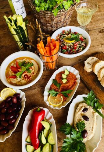 Restaurante, Kellerstöckl am veganen Bio-Lebenshof "Varm - die vegane Farm" (Kellerstockl am veganen Bio-Lebenshof "Varm - die vegane Farm") in Loipersdorf