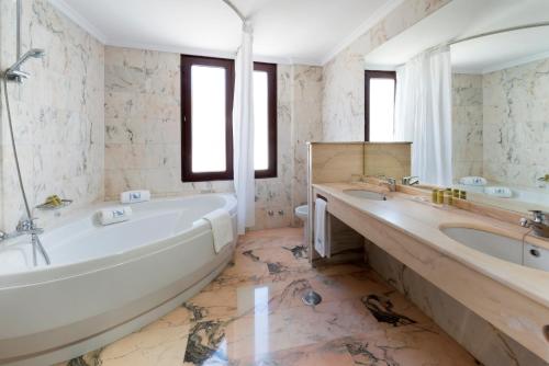 Zuhanyzó, Eurostars Maimonides Hotel near Régészeti Múzeum