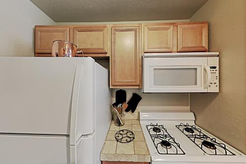 Boulder Creek Getaway with Hot Tub - Walk to Bay condo - image 5