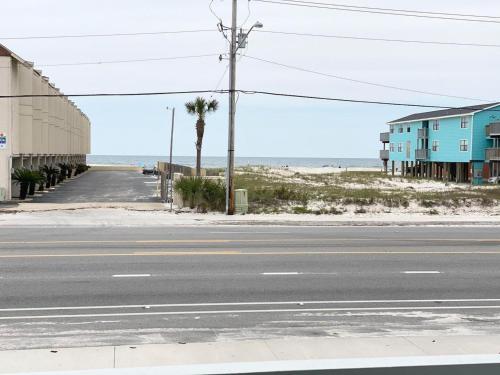 Surf's Up House by Youngs Suncoast - image 4