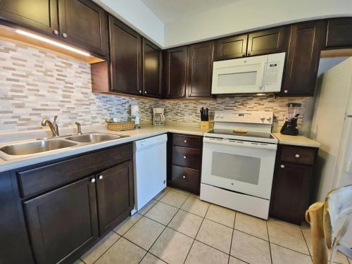 Cove by Youngs Suncoast - image 7