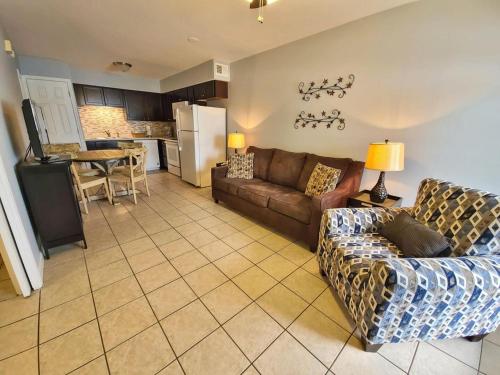Cove by Youngs Suncoast - image 9